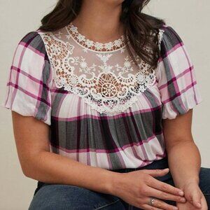 NEW NWT TORRID sz 0 Plus Size Crinkle Gauze Crochet Detail Top Pink Berry Plaid